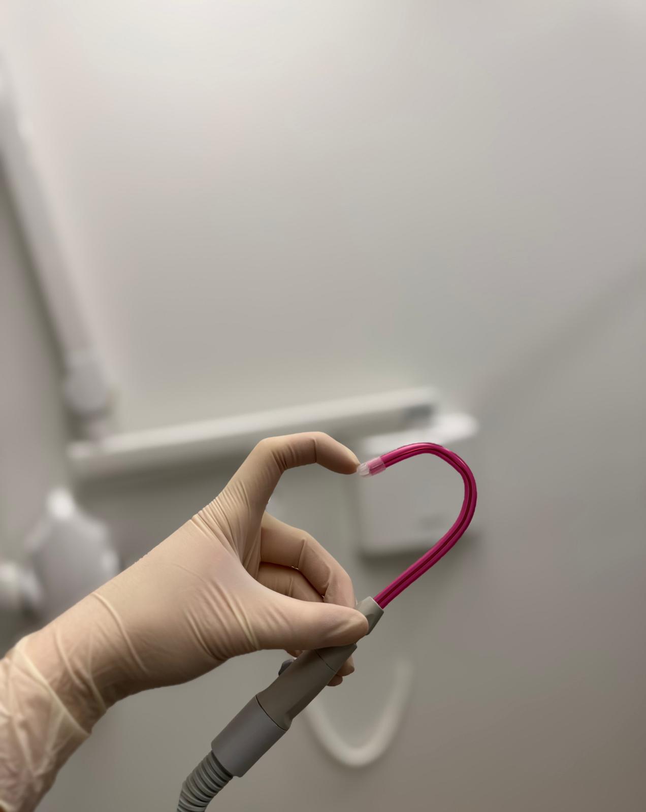 Parodontologue tenant une sonde parodontale