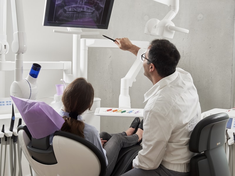 Praticien montrant une radiographie à une patiente